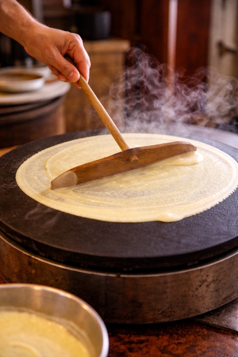 Príprava čerstvej crêpe na bilig